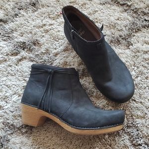 Dansko Markie leather ankle bootie size 40